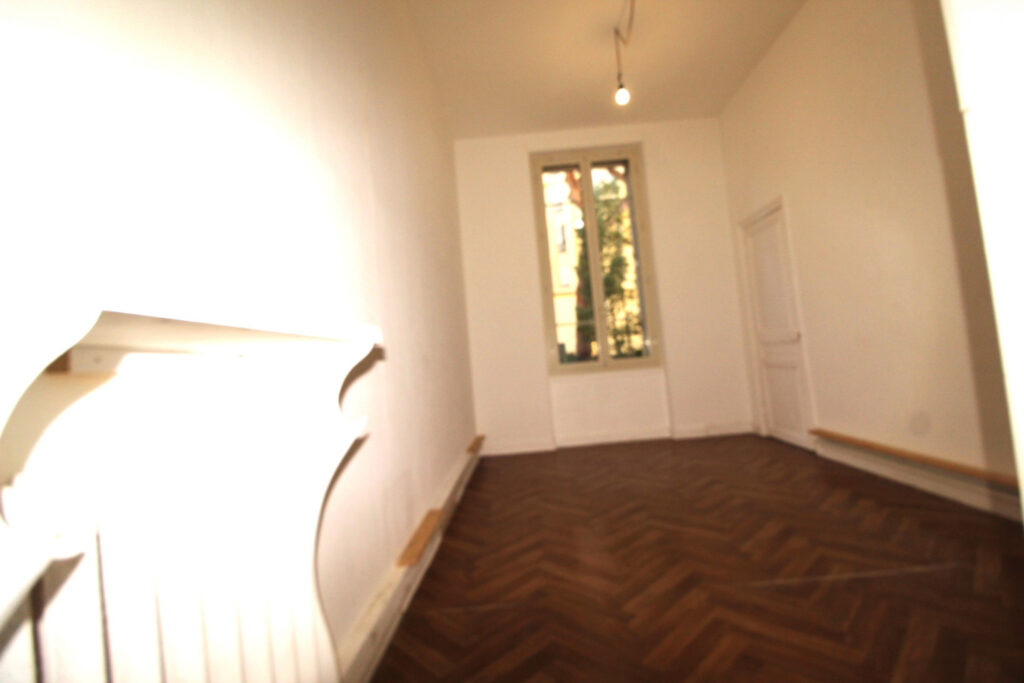 TROIS PIECES COEUR DE MENTON pour habitation ou profession L – 3 pièces – 2 chambres – 8  – 80.39 m²