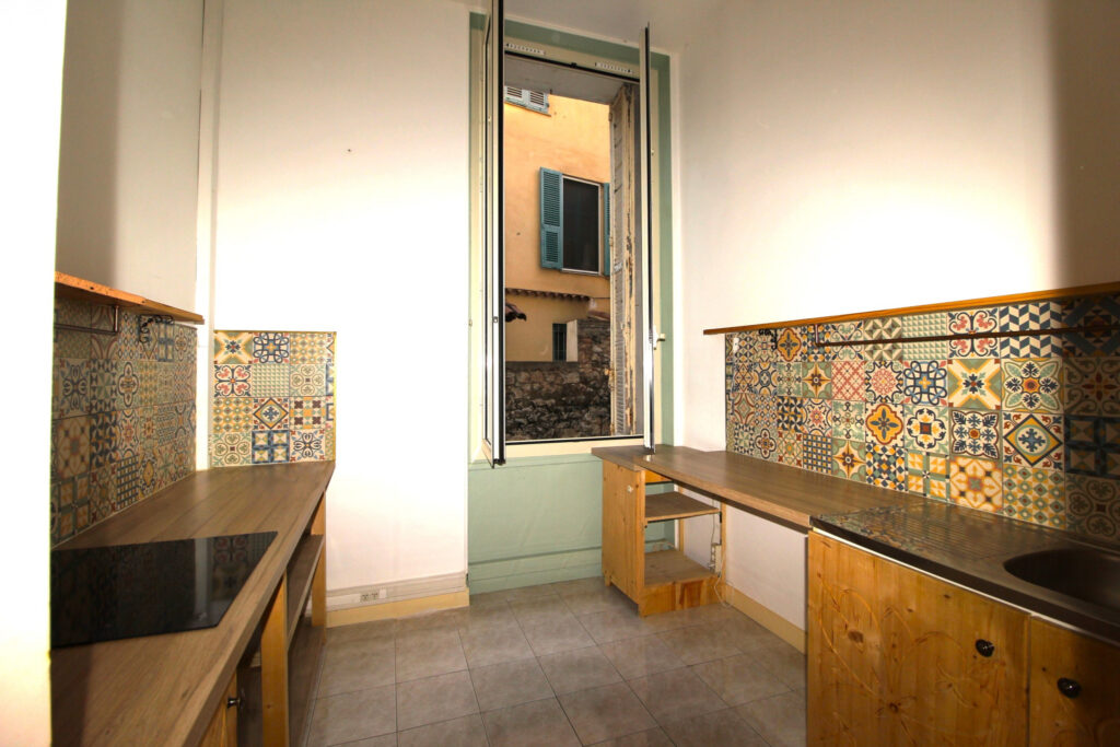 TROIS PIECES COEUR DE MENTON pour habitation ou profession L – 3 pièces – 2 chambres – 8  – 80.39 m²