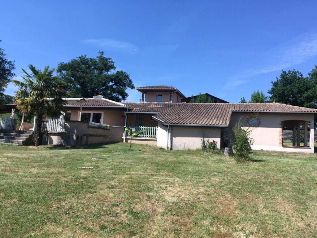 BELLE MAISON SUR LES HAUTEURS DE MAURS  – 6 pièces – 4 chambres – 6  – 252 m²