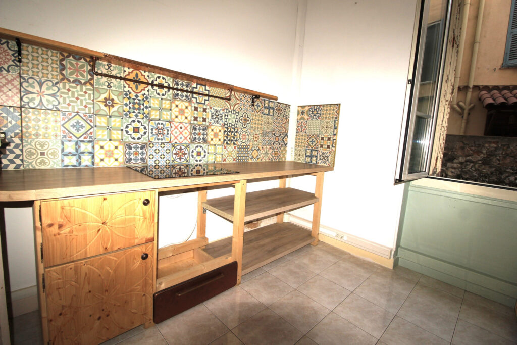 TROIS PIECES COEUR DE MENTON pour habitation ou profession L – 3 pièces – 2 chambres – 8  – 80.39 m²