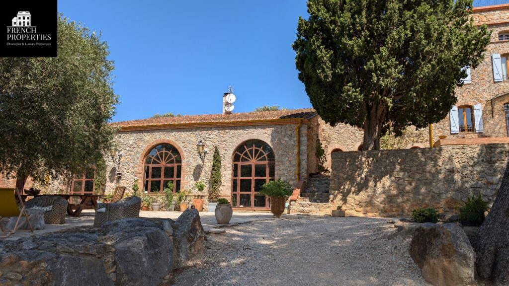 Mas – 12 pièces – 8 chambres – 4  – 495 m²