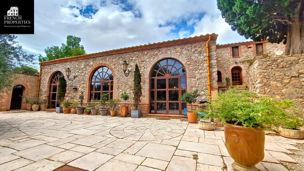 Mas – 12 pièces – 8 chambres – 495 m²