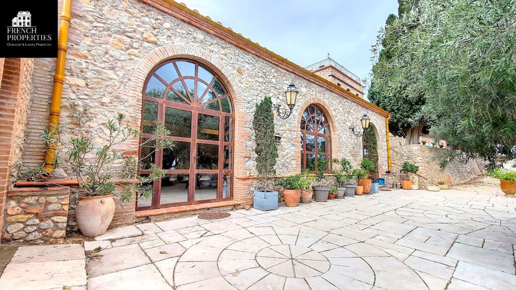 Mas – 12 pièces – 8 chambres – 4  – 495 m²