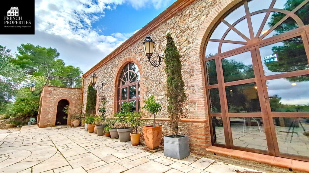 Mas – 12 pièces – 8 chambres – 4  – 495 m²