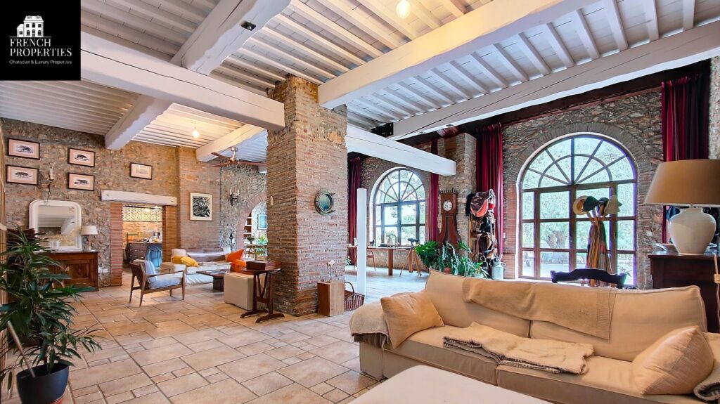 Mas – 12 pièces – 8 chambres – 4  – 495 m²