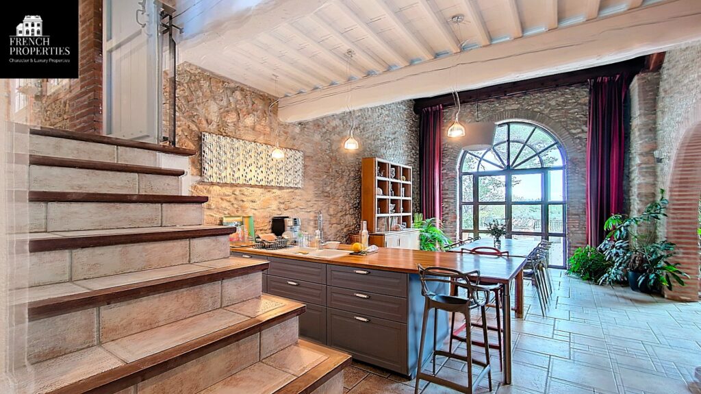 Mas – 12 pièces – 8 chambres – 4  – 495 m²