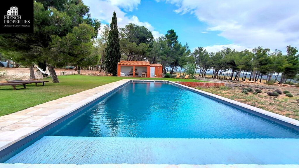 Mas – 12 pièces – 8 chambres – 495 m²