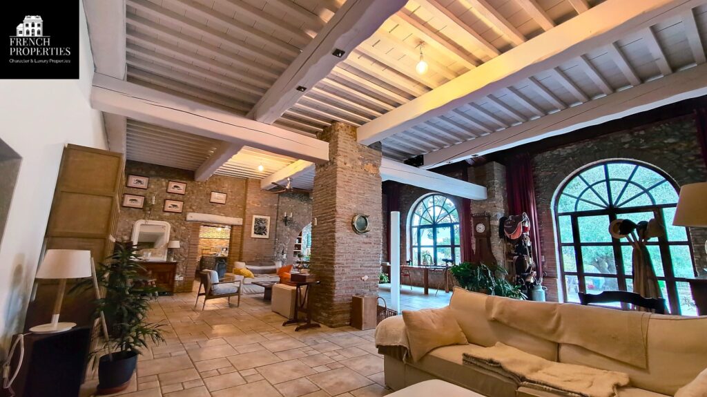 Mas – 12 pièces – 8 chambres – 4  – 495 m²