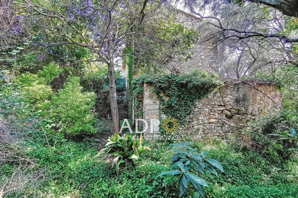 Maison en état de ruine sur un terrain à Plascassier.  – NR pièces – NR chambres – 4  – 180.00 m²