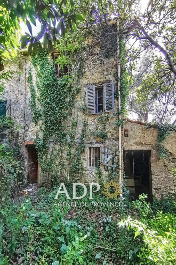Maison en état de ruine sur un terrain à Plascassier.  – NR pièces – NR chambres – 4  – 180.00 m²