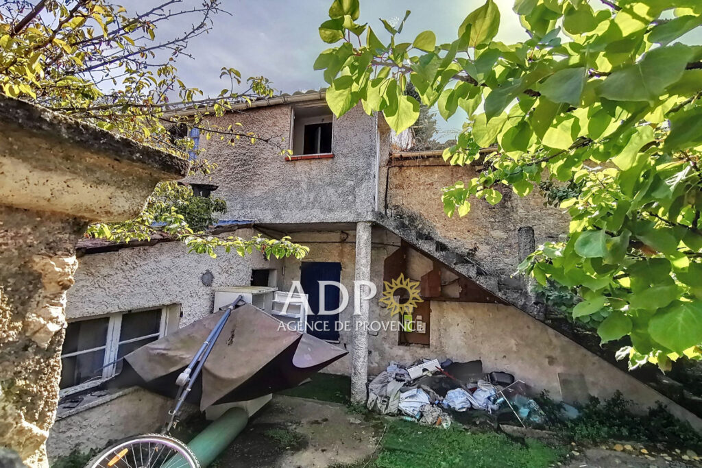 Maison en état de ruine sur un terrain à Plascassier.  – NR pièces – NR chambres – 4  – 180.00 m²