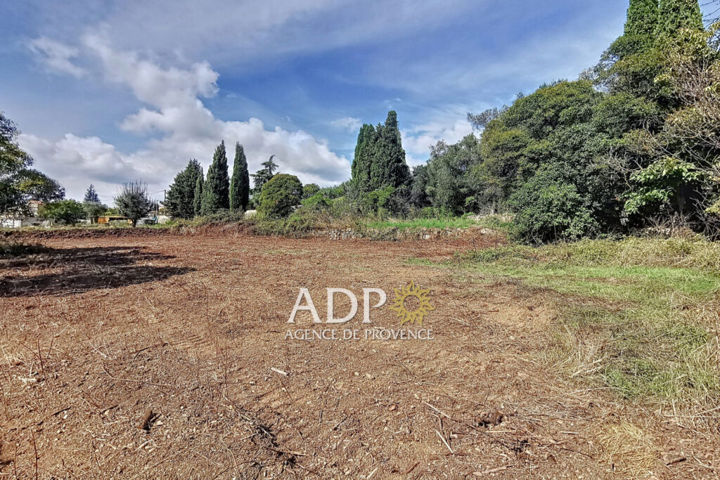 Maison en état de ruine sur un terrain à Plascassier.  – NR pièces – NR chambres – 4  – 180.00 m²