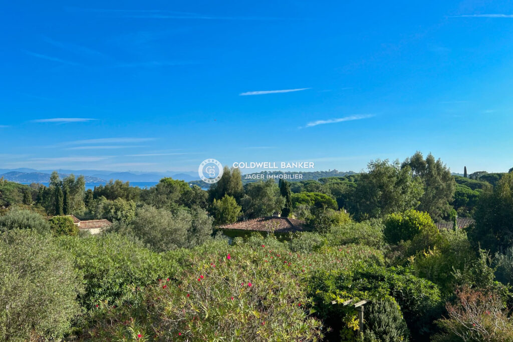 Villa 195m2 à rénover sur terrain 2200m2 à proximité du villag – 7 pièces – 6 chambres – 4  – 190.00 m²