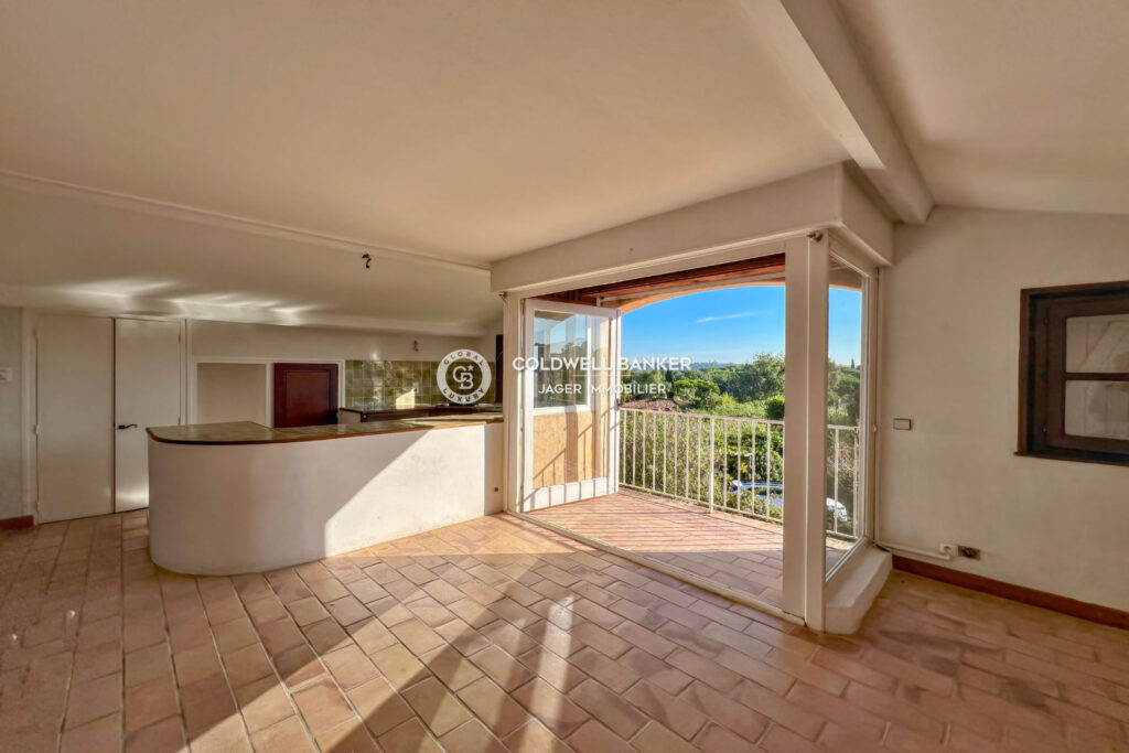 Villa 195m2 à rénover sur terrain 2200m2 à proximité du villag – 7 pièces – 6 chambres – 4  – 190.00 m²