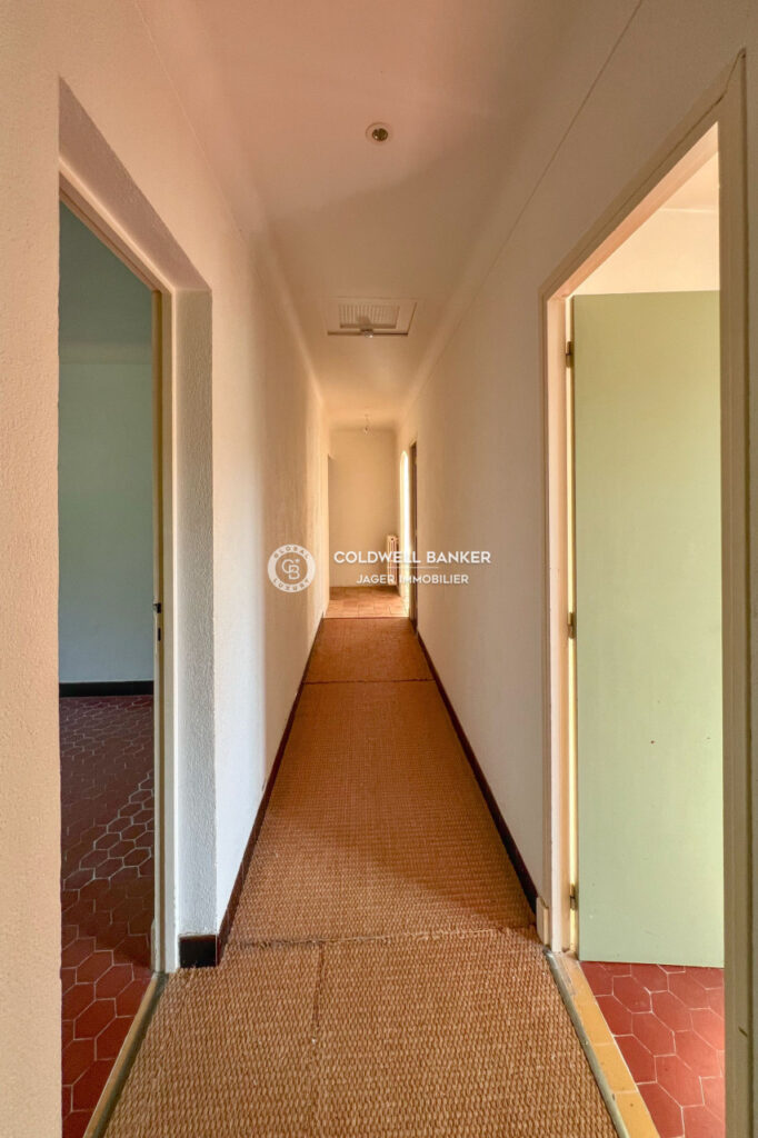 Villa 195m2 à rénover sur terrain 2200m2 à proximité du villag – 7 pièces – 6 chambres – 4  – 190.00 m²