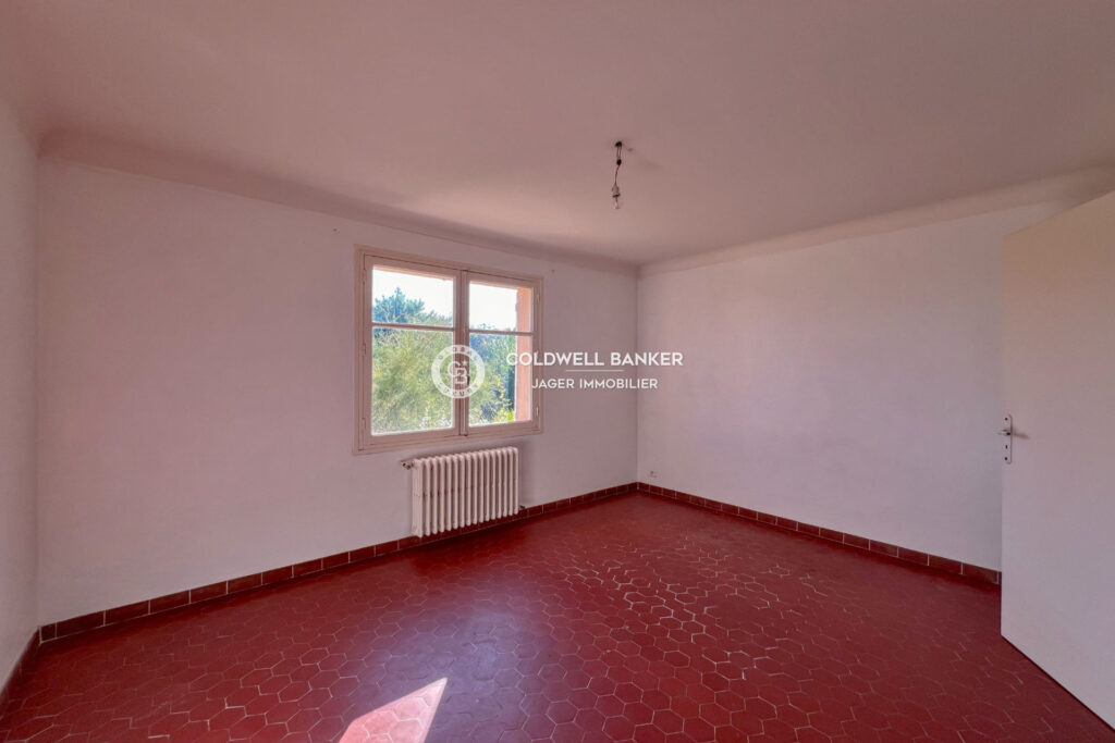 Villa 195m2 à rénover sur terrain 2200m2 à proximité du villag – 7 pièces – 6 chambres – 4  – 190.00 m²