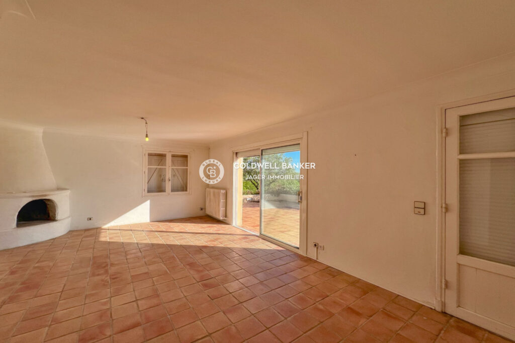 Villa 195m2 à rénover sur terrain 2200m2 à proximité du villag – 7 pièces – 6 chambres – 4  – 190.00 m²