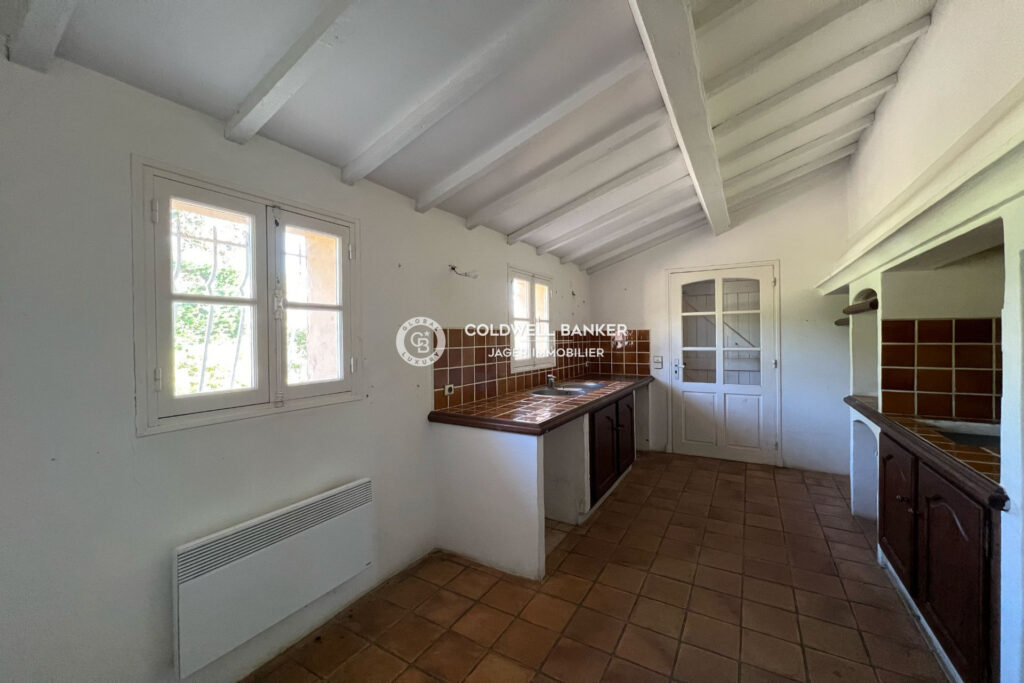 Villa 195m2 à rénover sur terrain 2200m2 à proximité du villag – 7 pièces – 6 chambres – 4  – 190.00 m²