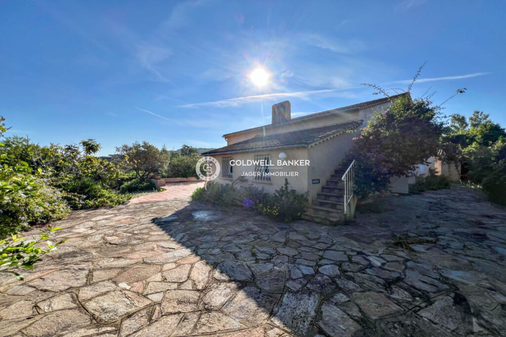 Villa 195m2 à rénover sur terrain 2200m2 à proximité du villag – 7 pièces – 6 chambres – 4  – 190.00 m²