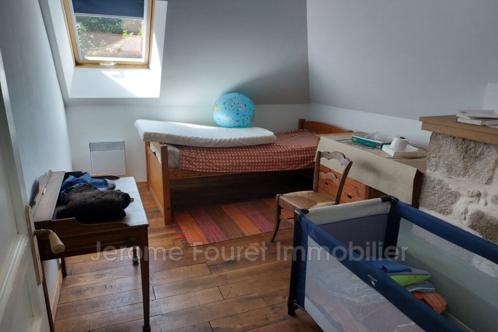 Construction en pierre du fin 19ème. – 8 pièces – 5 chambres – 4  – 157.84 m²