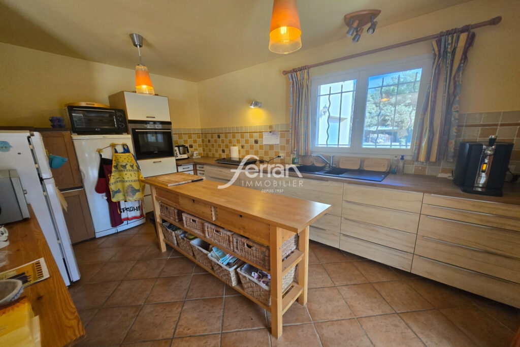 A vendre Idéale chambres d’hôtes villa à Régusse avec piscine  – 6 pièces – 4 chambres – 4  – 190.00 m²