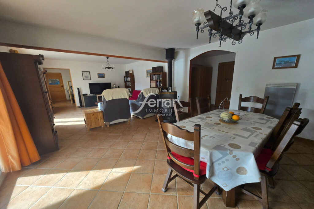 A vendre Idéale chambres d’hôtes villa à Régusse avec piscine  – 6 pièces – 4 chambres – 4  – 190.00 m²