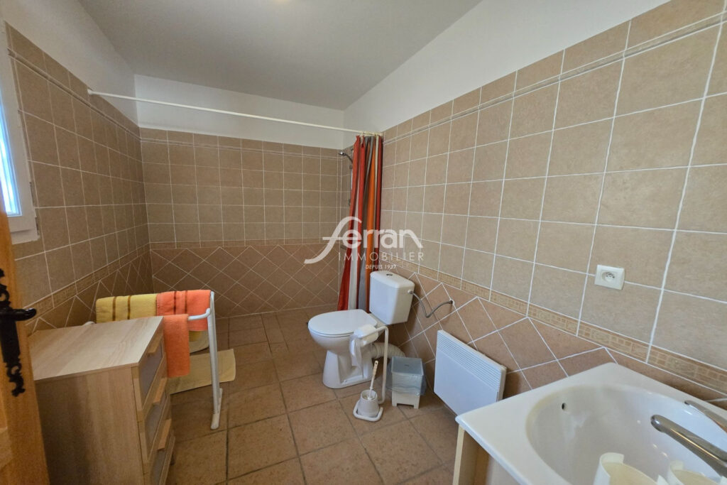 A vendre Idéale chambres d’hôtes villa à Régusse avec piscine  – 6 pièces – 4 chambres – 4  – 190.00 m²