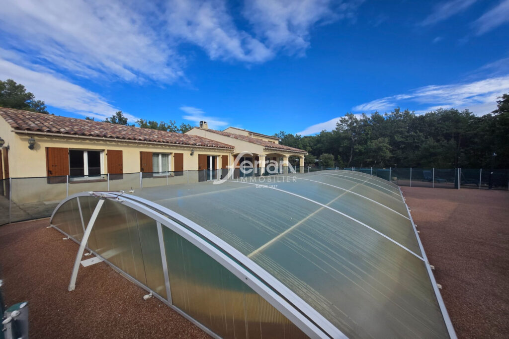 A vendre Idéale chambres d’hôtes villa à Régusse avec piscine  – 6 pièces – 4 chambres – 4  – 190.00 m²