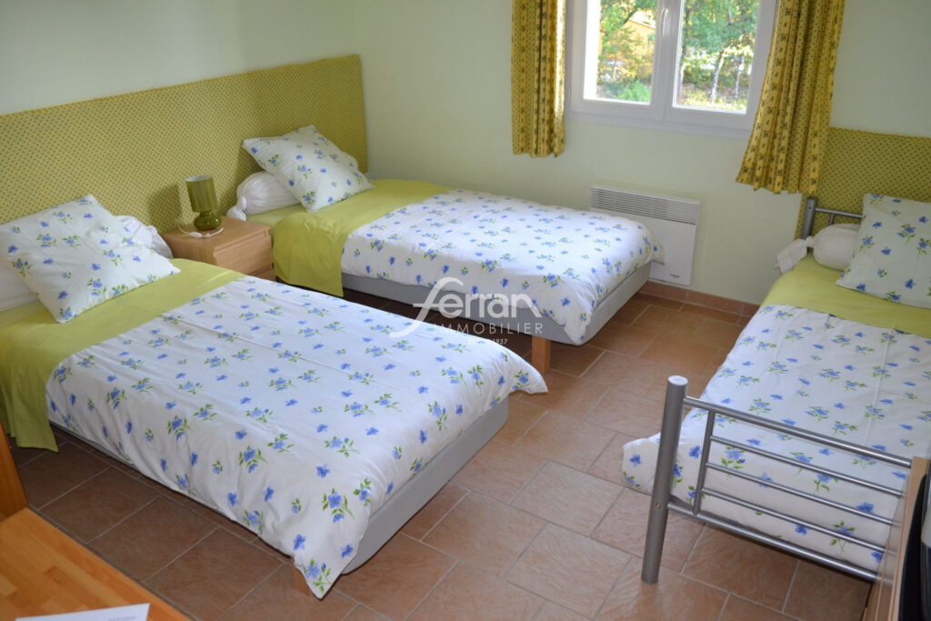 A vendre Idéale chambres d’hôtes villa à Régusse avec piscine  – 6 pièces – 4 chambres – 4  – 190.00 m²