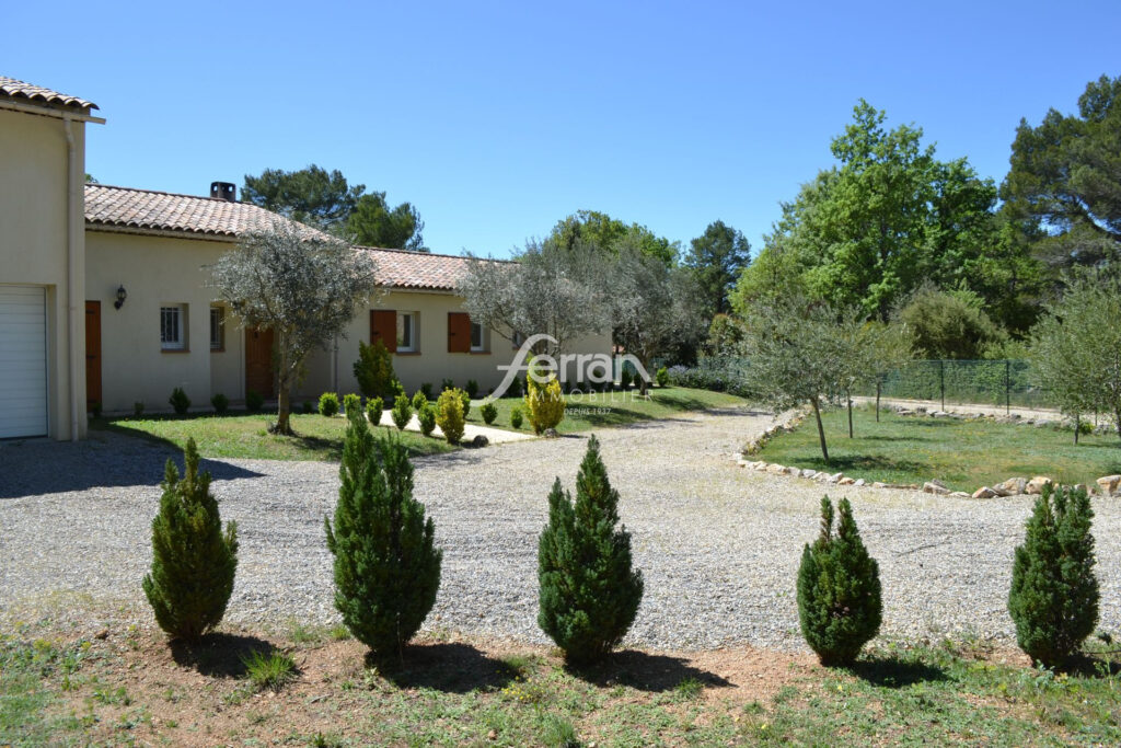 A vendre Idéale chambres d’hôtes villa à Régusse avec piscine  – 6 pièces – 4 chambres – 4  – 190.00 m²