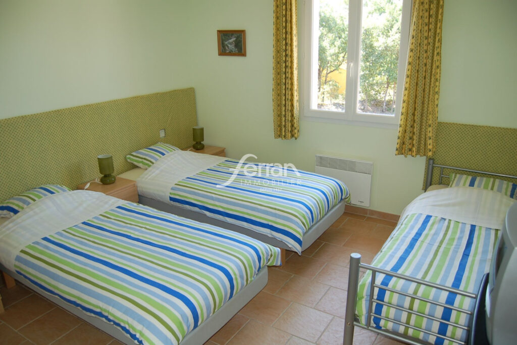 A vendre Idéale chambres d’hôtes villa à Régusse avec piscine  – 6 pièces – 4 chambres – 4  – 190.00 m²