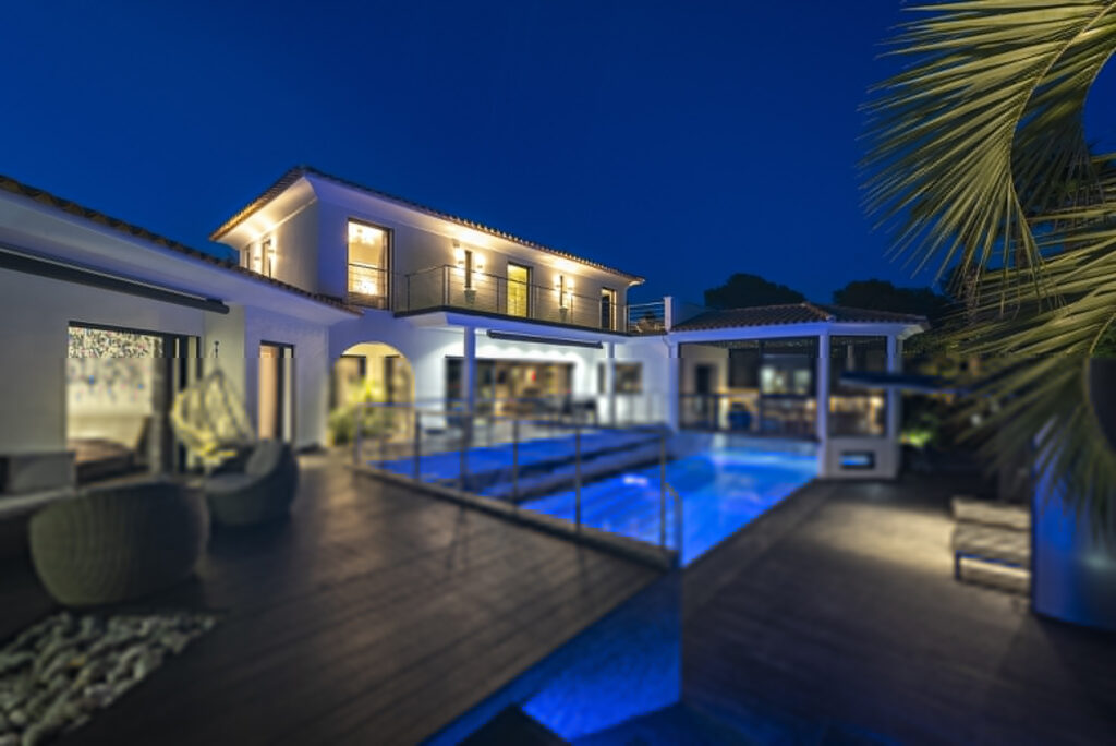 Superbe villa contemporaine aux prestations haut de gamme – 8 pièces – 4 chambres – 4  – 245 m²