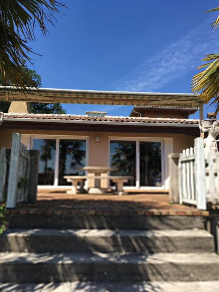 BELLE MAISON SUR LES HAUTEURS DE MAURS  – 6 pièces – 4 chambres – 6  – 252 m²