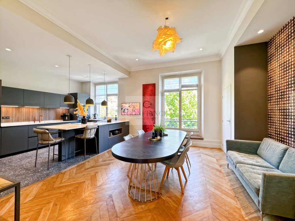 Appartement – 5 pièces – 4 chambres – 10  – 194 m²