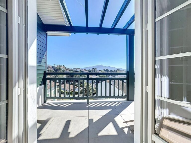 Appartement de 110 m² avec jardin, terrasse et vue sur la Rhune – 3 pièces – NR chambres – 105 m²