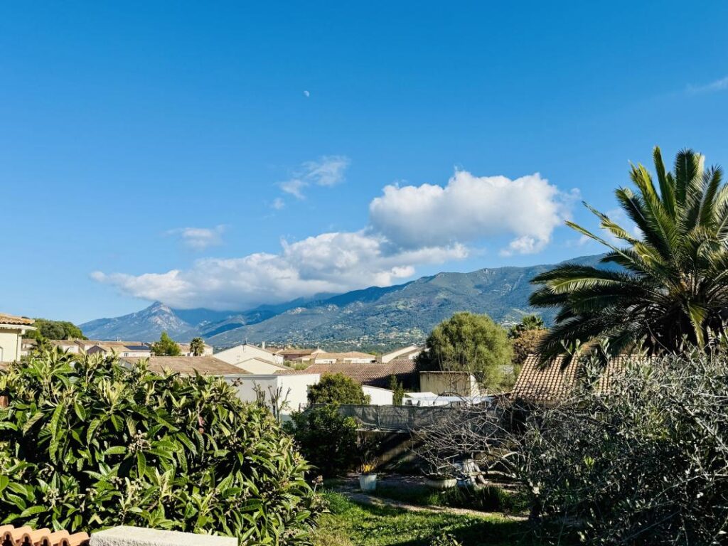 Maison familiale 5 chambres avec jardin et parking – Sarrola – 6 pièces – 5 chambres – 135 m²