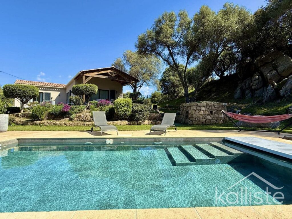 Deux maisons en parfait état au cœur du maquis avec piscine et vue mer – Propriano – 7 pièces – 4 chambres – 194 m²