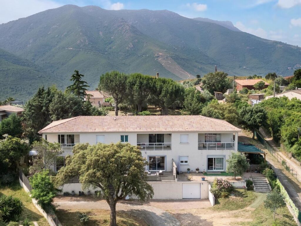 Rare à la vente – Maison contemporaine avec 3 duplex indépendants à PERI – 12 pièces – 7 chambres – 358 m²