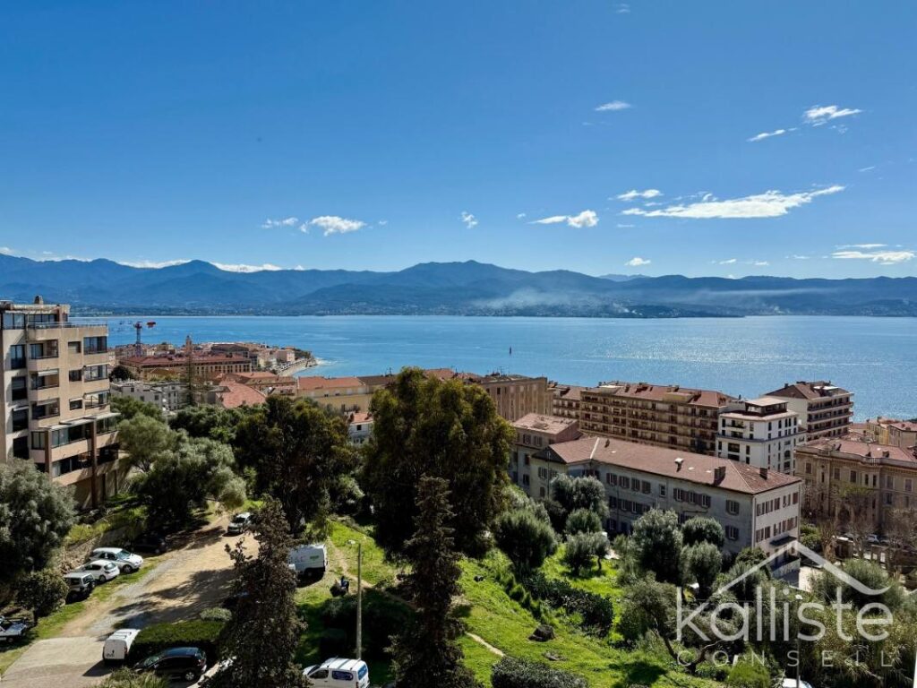 T3 lumineux avec vue mer et citadelle – Quartier Balestrino, Ajaccio – 3 pièces – 2 chambres – 79 m²