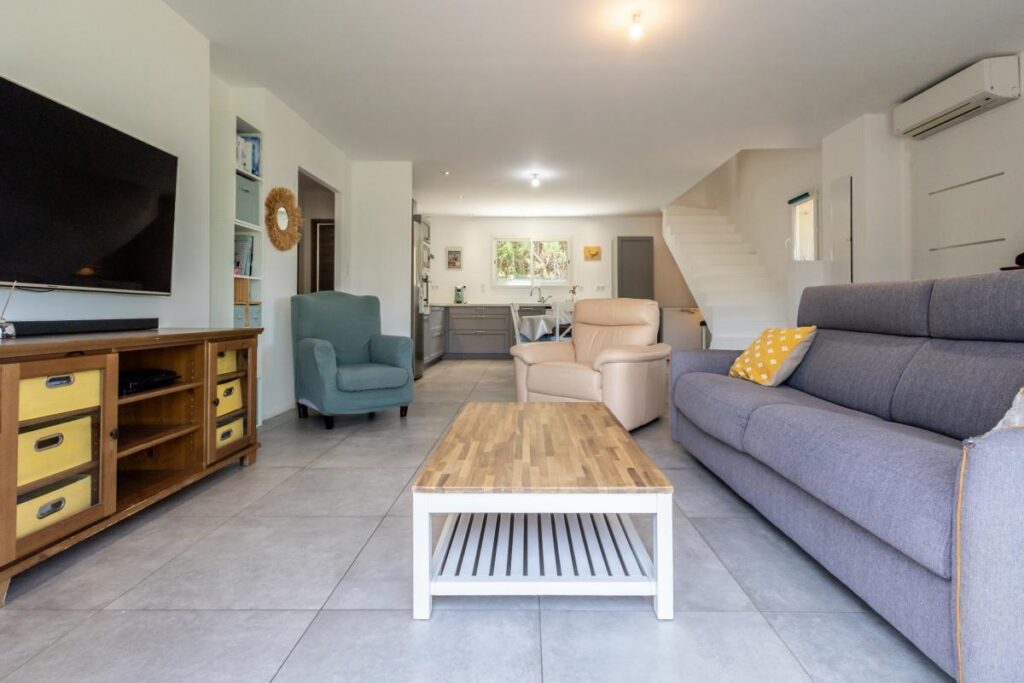 Rare à la vente – Maison contemporaine avec 3 duplex indépendants à PERI – 12 pièces – 7 chambres – 358 m²