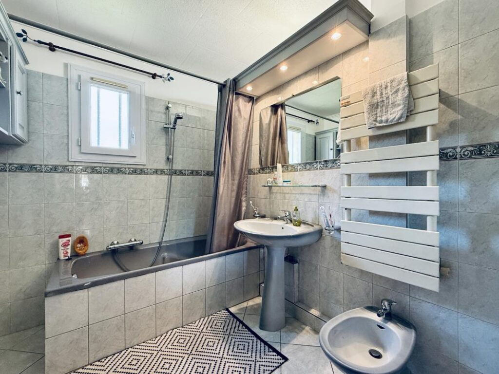 Maison familiale 5 chambres avec jardin et parking – Sarrola – 6 pièces – 5 chambres – 135 m²