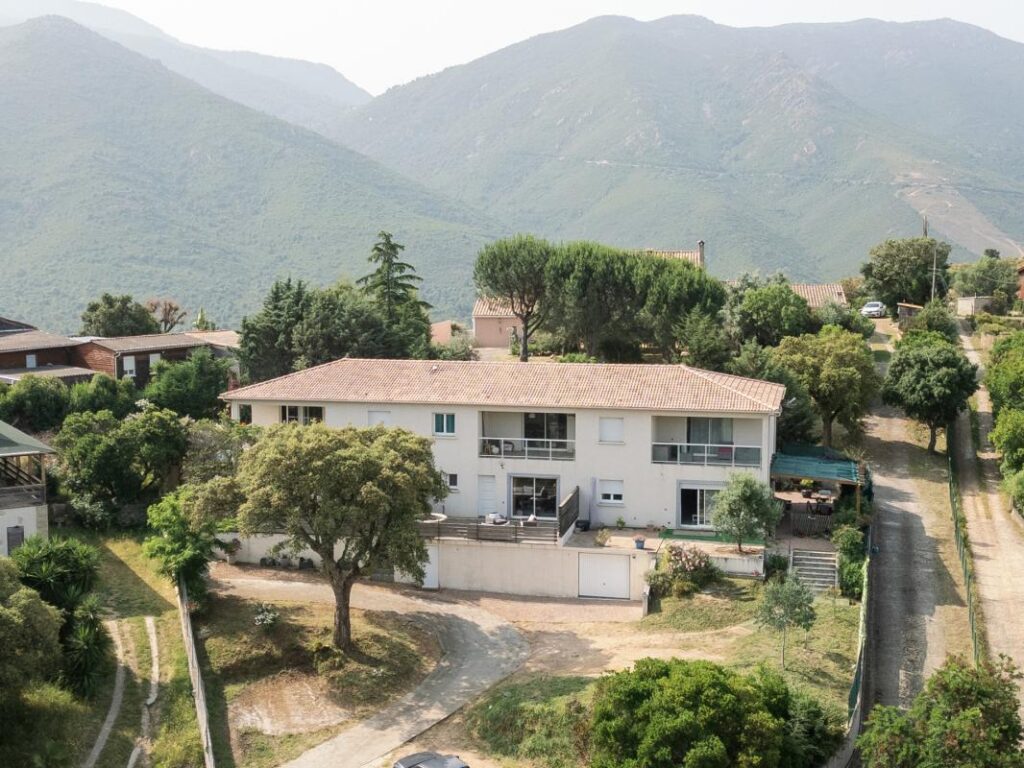 Rare à la vente – Maison contemporaine avec 3 duplex indépendants à PERI – 12 pièces – 7 chambres – 358 m²