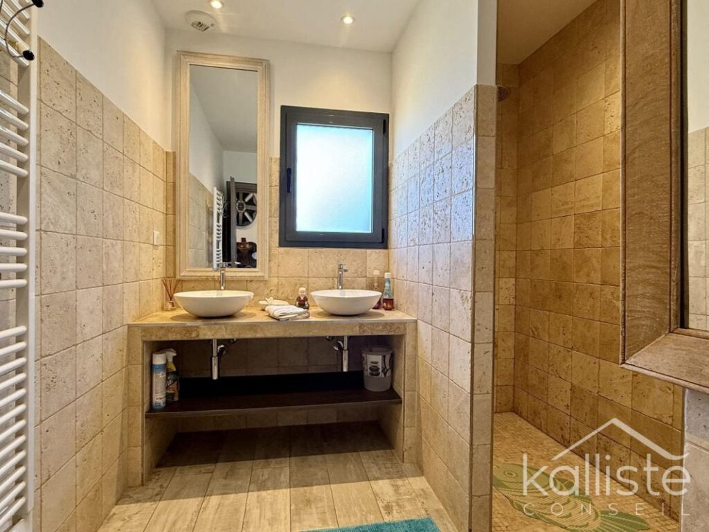 Deux maisons en parfait état au cœur du maquis avec piscine et vue mer – Propriano – 7 pièces – 4 chambres – 194 m²