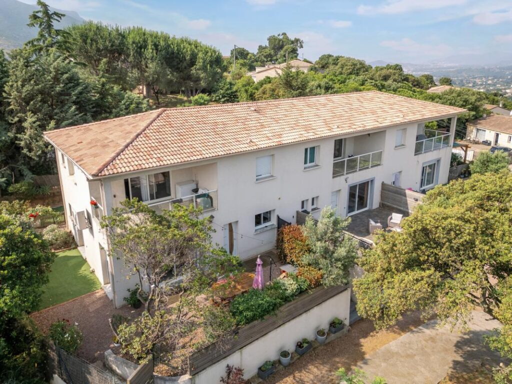 Rare à la vente – Maison contemporaine avec 3 duplex indépendants à PERI – 12 pièces – 7 chambres – 358 m²