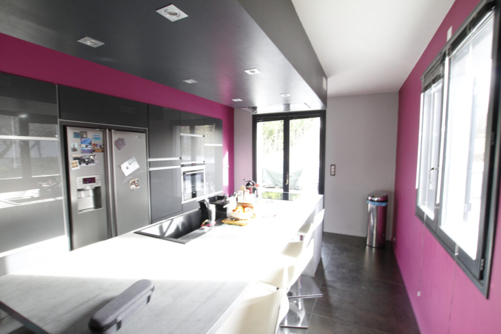 Villa avec piscine  – 8 pièces – 6 chambres – NR  – 240 m²