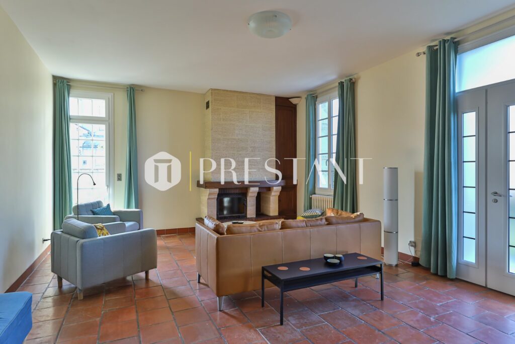 Maison – 9 pièces – 6 chambres – 240 m²