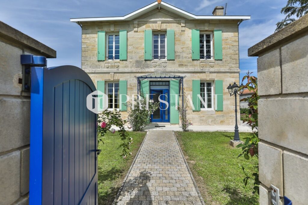 Maison – 9 pièces – 6 chambres – 240 m²