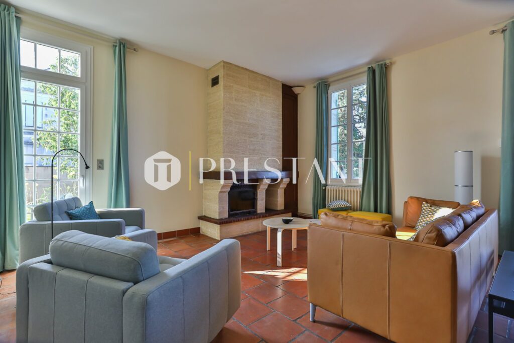 Maison – 9 pièces – 6 chambres – 240 m²