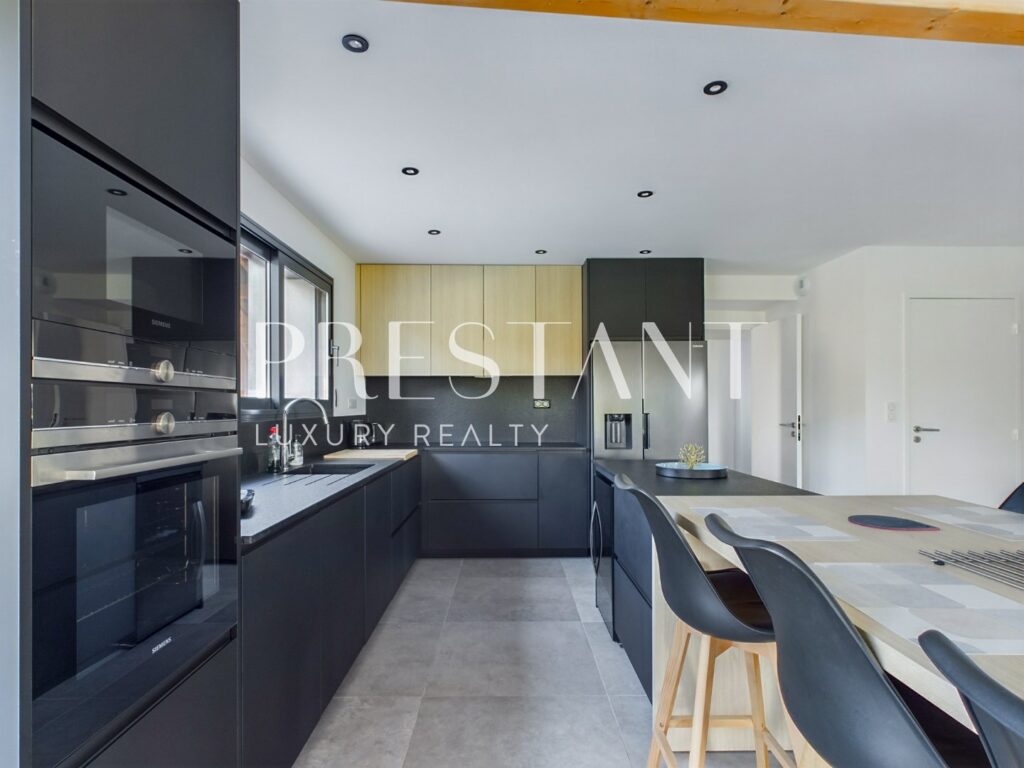 Maison – 4 pièces – 3 chambres – 8  – 150 m²