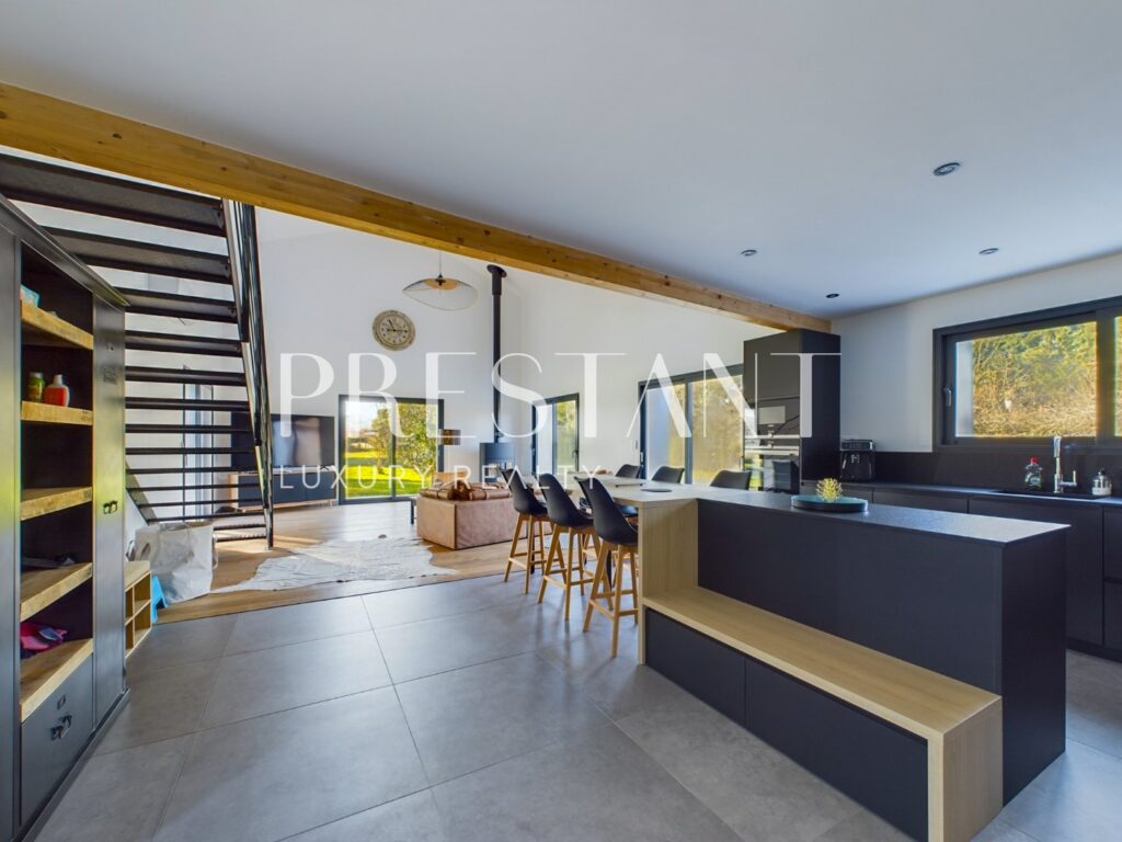 Maison – 4 pièces – 3 chambres – 8  – 150 m²